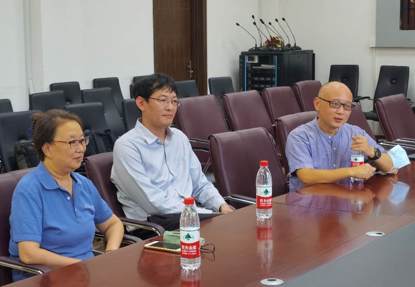 一群人围坐在桌子边描述已自动生成 一群人围坐在桌子边描述已自动生成
